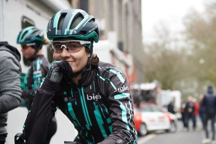 Belçika'da kadın bisikletçiler erkek yarışçıları yakaladı yarış durdu - Resim: 3