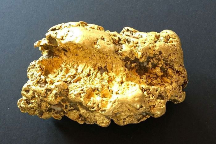 Dedektörle boş arazide 2 kilo ham altın buldu - Resim: 1