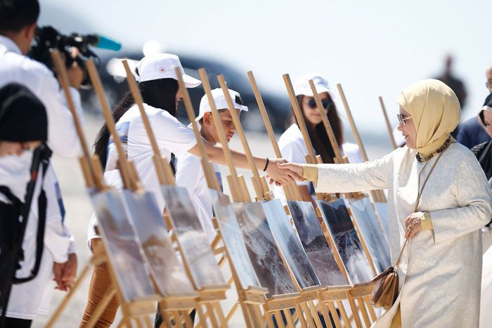 Emine Erdoğan Salda Gölü'nde incelemede bulundu mest olduğu hayvana ilk kez dokundu - Resim: 1