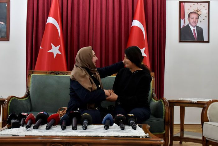 Diyarbakır'da bir aile daha evladına kavuştu anne gözyaşlarına boğuldu - Resim: 3