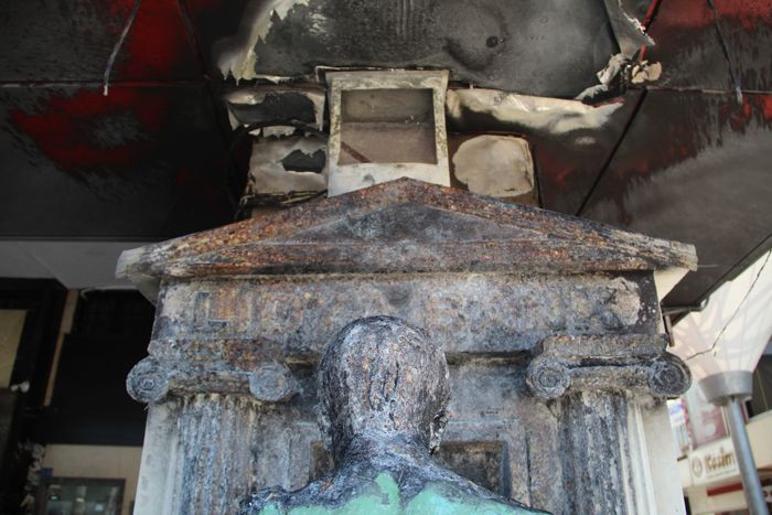 Önce hunharca tekmeledi sonra benzin döküp yaktı! Olay güvenlik kamerasına yansıdı - Resim: 3