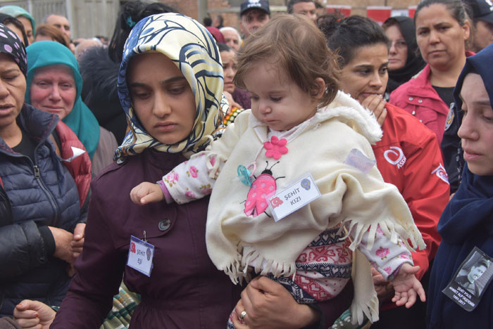 Şehit eşinden yürek yakan sözler! Bak kızım babanın düğününe geldik! - Resim: 1
