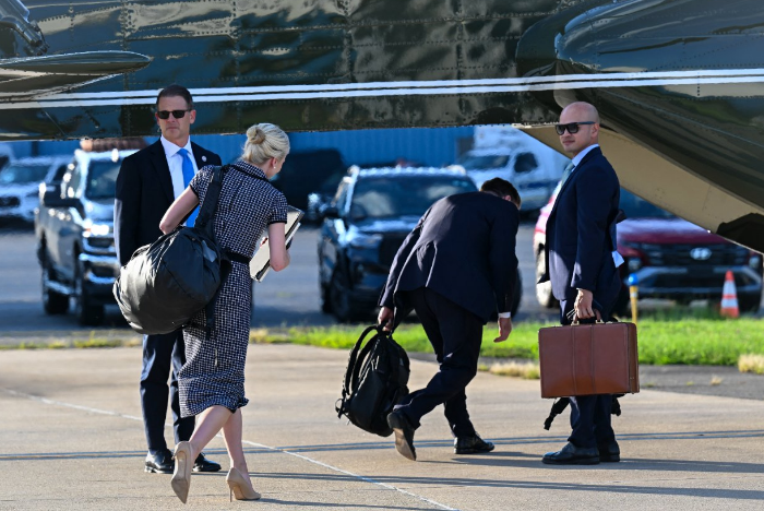 Trump'tan üç kadın gözdesine 45 bin dolarlık servet! Beyaz Saray'da çatı katı karıştı - Resim: 2