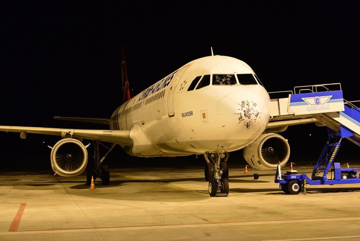 Doluya tutulan uçaklar ve binalar delik deşik! - Resim: 3