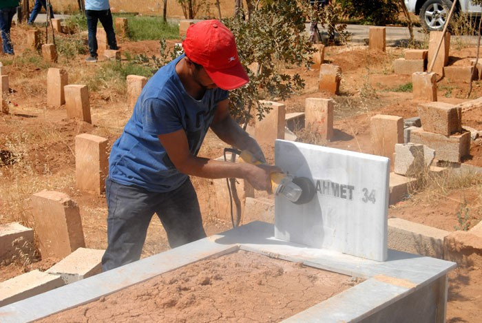 Suruç'ta terörist mezarlarındaki o simgeler tek tek silindi - Resim: 4
