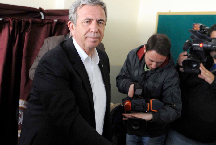 'Evimde namaz kılınır' diyor Mansur Yavaş kimdir eşi ve kızlarına bakın - Resim: 3