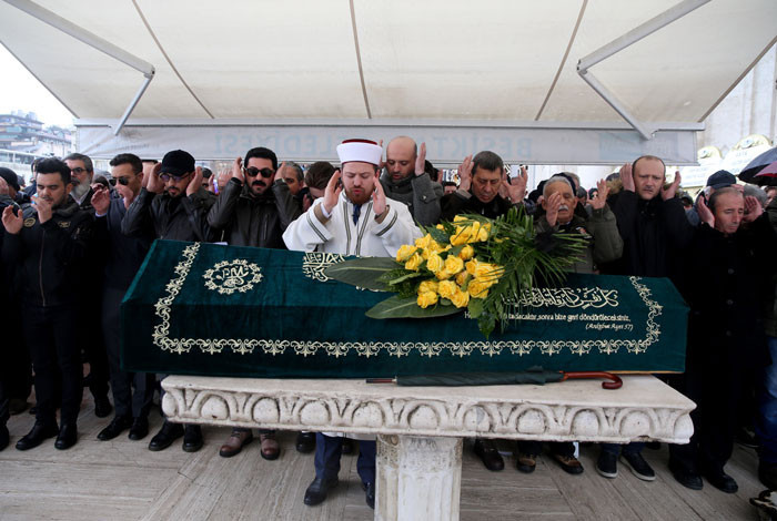 Sanat camiası yasta Yaşar Gaga son yolculuğuna uğurlandı - Resim: 2