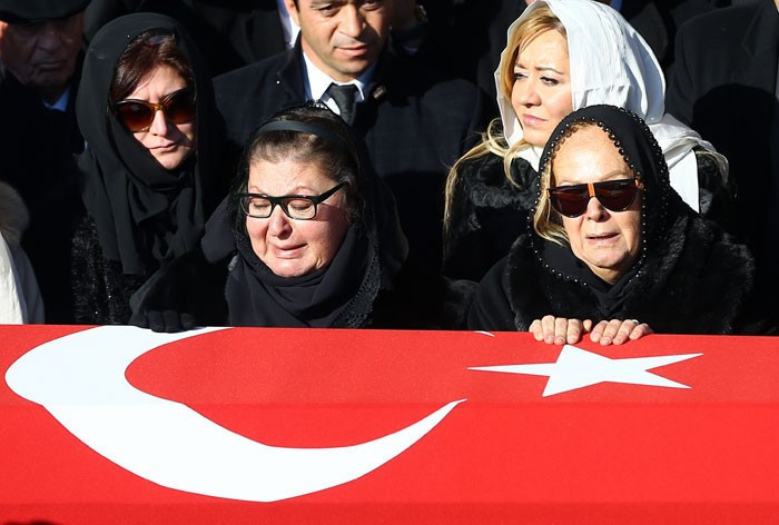 İsmet Sezgin uğurlandı! Kızları arkasından bakakaldı - Resim: 4