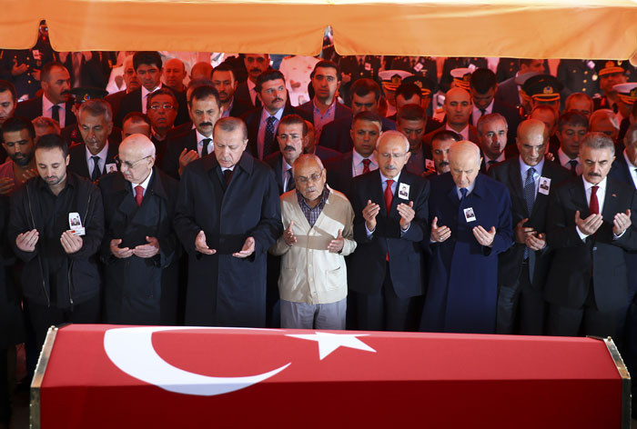 Şehit Yüzbaşı son yolculuğuna böyle uğurlandı - Resim: 2