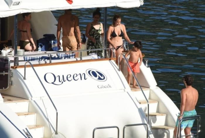 Eda Ece yeni yaşını sevgilisiyle teknede kutladı! Yasak Elma oyuncularından sürpriz - Resim: 4