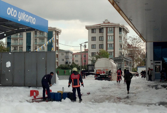 Tuzla'da benzin istasyonunda patlama olay yerinden görüntüler - Resim: 2