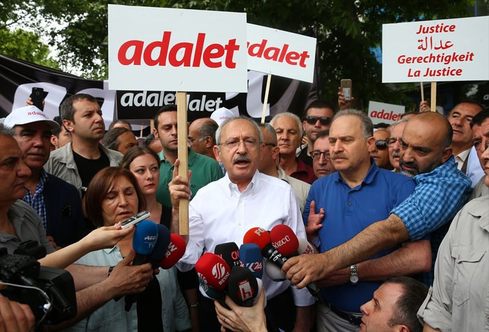 Kılıçdaroğlu'yla birlikte yürüyüşe katılan sürpriz isim - Resim: 2