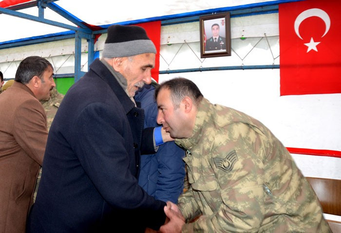 Şehit oğlunun arkadaşlarını ziyaret etti gözyaşlarına boğuldu! - Resim: 1
