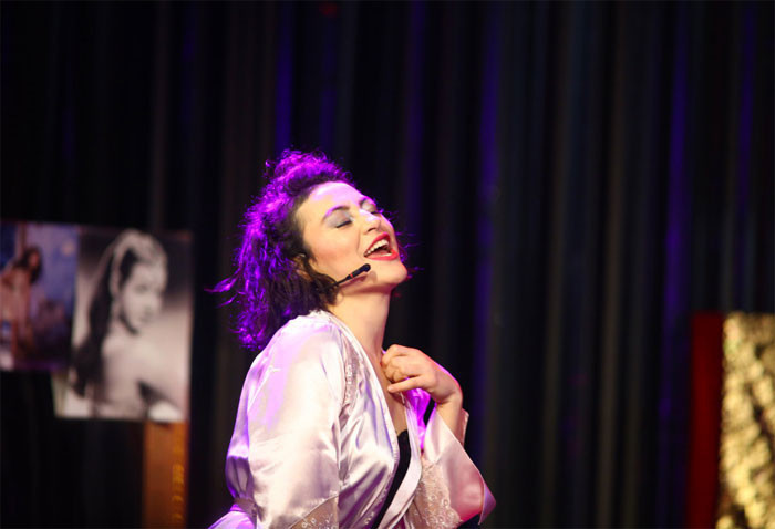 Avlu dizisinin yıldızı direk dansı yaptı kocası da yönetti - Resim: 1