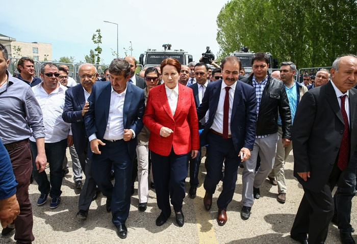 Meral Akşener TOMA'ların önünde - Resim: 1