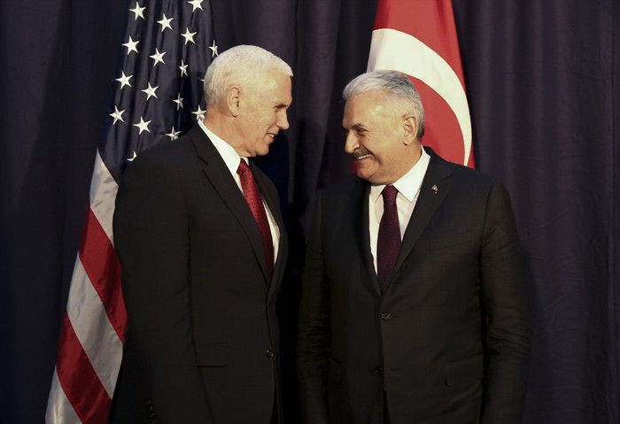 Binali Yıldırım ve Mike Pence ilk buluşmada düşman çatlattı - Resim: 1