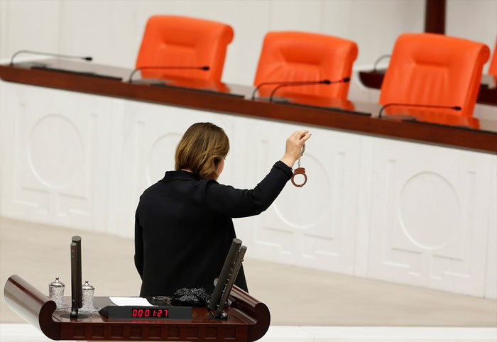 Meclis'te gerginlik! HDP'li vekil bıraktı AK Partili vekil aldı - Resim: 2