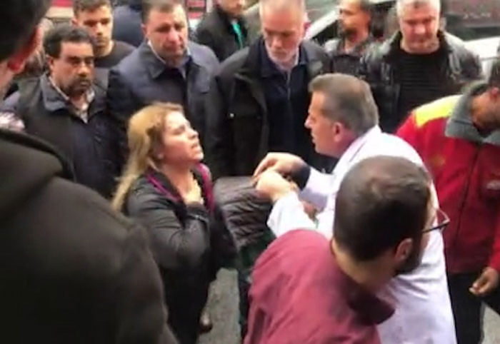 Vatandaşlar fark edip yakaladı! Dakikalarca çocuğuyla yalvardı - Resim: 2