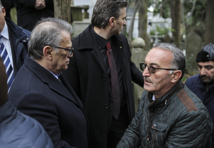 Mesut Yılmaz'ın yürek burkan karesi! Ceketini çıkarıp... - Resim: 4