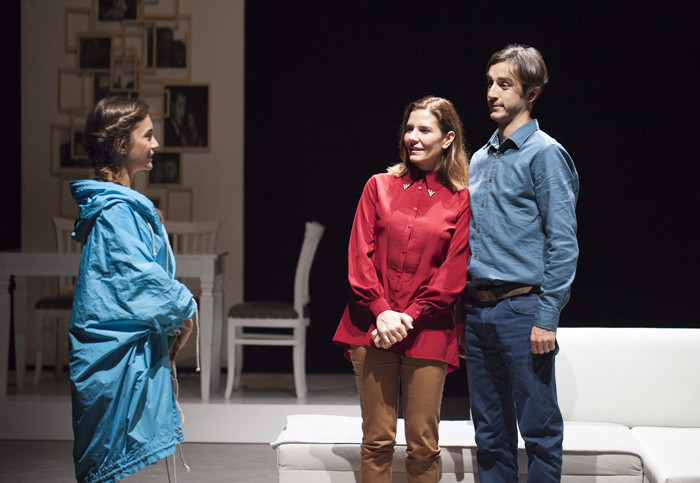 Bir Parça Plastik Hemzemin Tiyatro ekibi tarafından sergilenmeye devam ediyor - Resim: 1