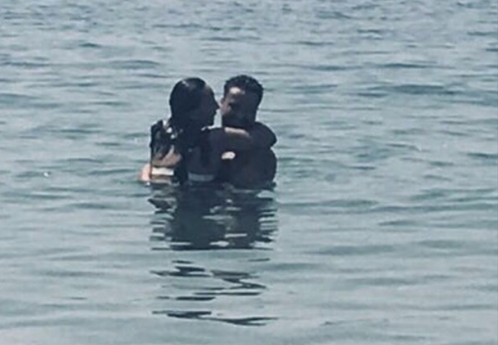 Denizde aşka geldiler! Ünlü çift kamerala böyle yakalandı - Resim: 4