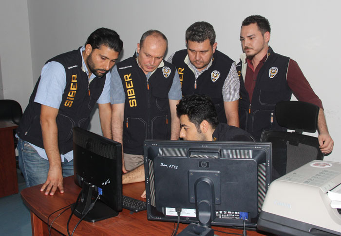 Twitter ve Facebook devriyesi! Göz açtırmıyorlar - Resim: 1