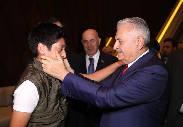 Binali Yıldırım'ı görür görmez ağlamaya başladı! - Resim: 4