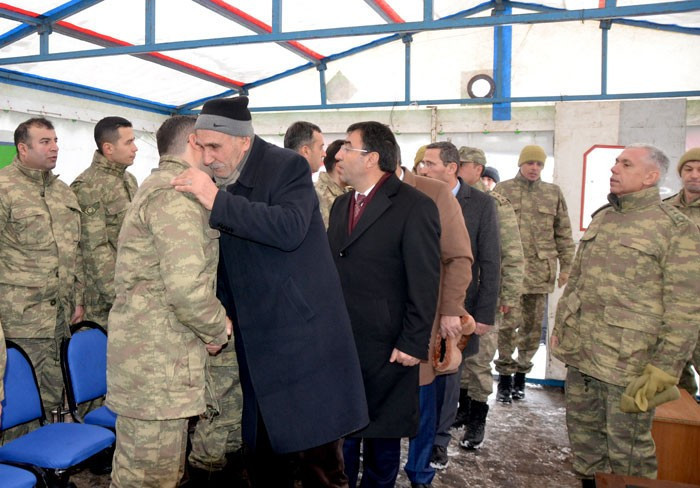 Şehit oğlunun arkadaşlarını ziyaret etti gözyaşlarına boğuldu! - Resim: 3