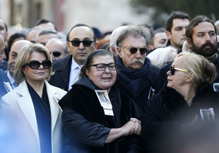 İsmet Sezgin uğurlandı! Kızları arkasından bakakaldı - Resim: 1