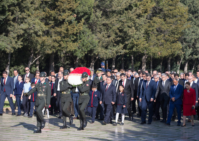 Devlet erkanı Anıtkabir'de Ata'nın huzurunda! - Resim: 2