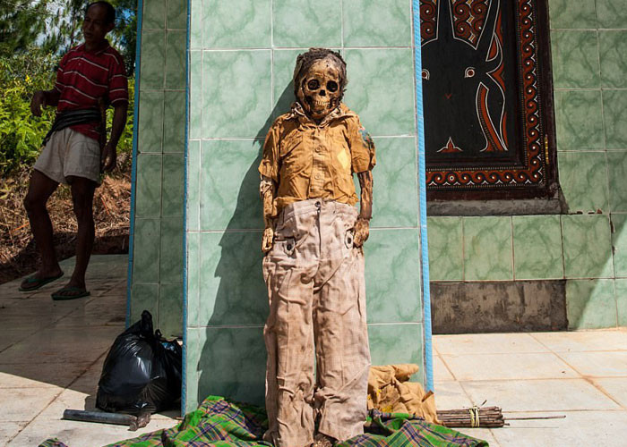 Annesini mezardan çıkardı önce saçlarını taradı sonra da... Yok artık! - Resim: 1