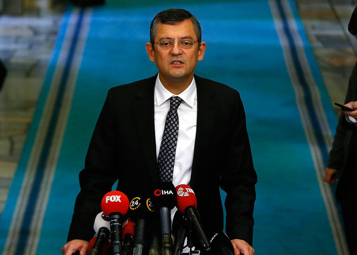 Sözleri olay oldu CHP'li Özgür Özel nereli eşi kimdir işte karısıyla kızı - Resim: 1