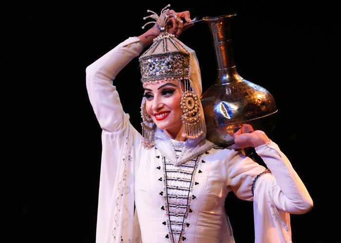 Dansları ve kostümleriyle izleyicileri hayran bıraktılar! Türk Dünyası... - Resim: 1