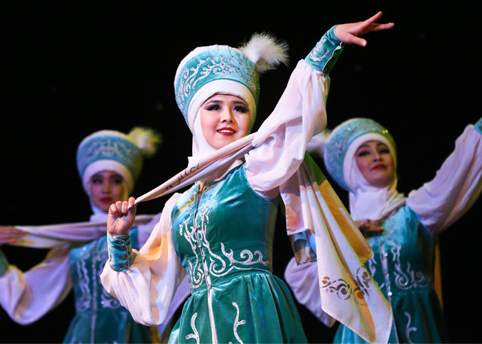 Dansları ve kostümleriyle izleyicileri hayran bıraktılar! Türk Dünyası... - Resim: 2