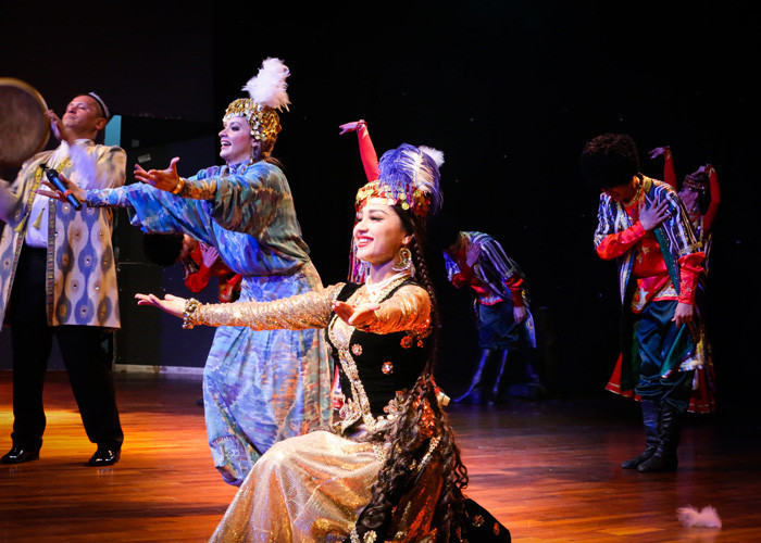 Dansları ve kostümleriyle izleyicileri hayran bıraktılar! Türk Dünyası... - Resim: 3