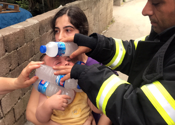 Babasının yaktığı bebeği itfaiye böyle serinletti! - Resim: 1