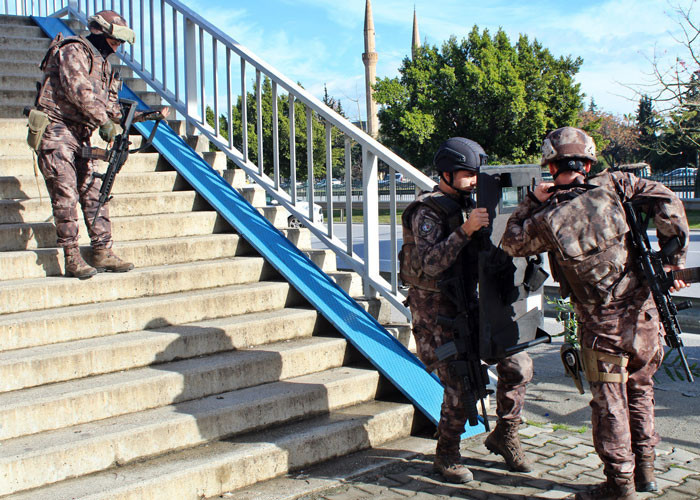 Sevgilisiyle görüşemeyen çılgın aşık özel harekatı alarma geçirdi!  - Resim: 2