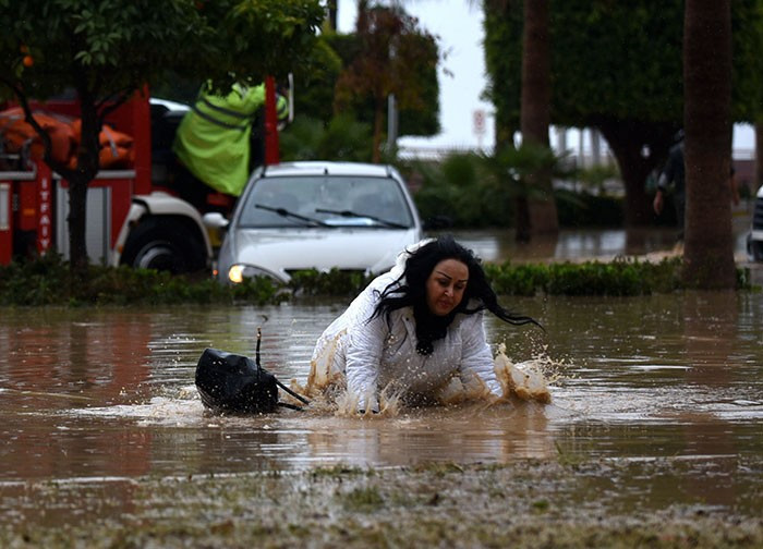 Mersin'de büyük çile! Yolun karşısına geçmeye çalışırken... - Resim: 3