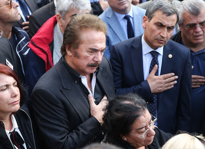 Arif Sağ'ın eşi deyişlerle son yolculuğuna uğurlandı! - Resim: 4