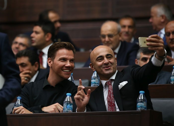 Ak Parti grubunda ünlü isimle selfie yarışı! - Resim: 2