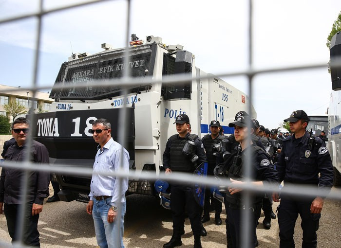 Meral Akşener TOMA'ların önünde - Resim: 4