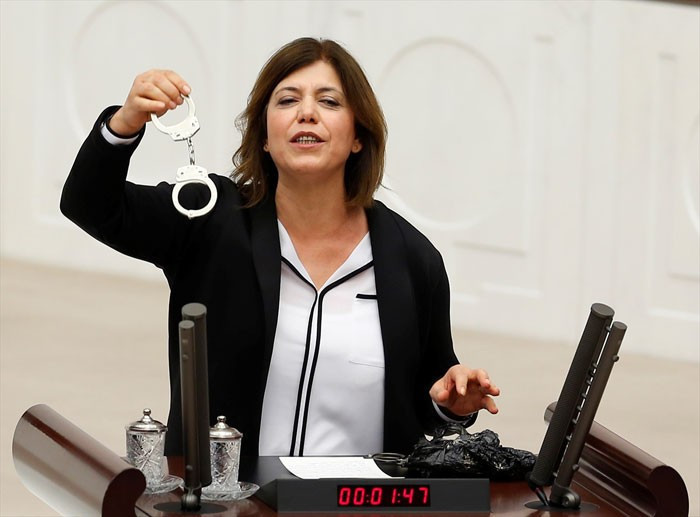 Meclis'te gerginlik! HDP'li vekil bıraktı AK Partili vekil aldı - Resim: 1