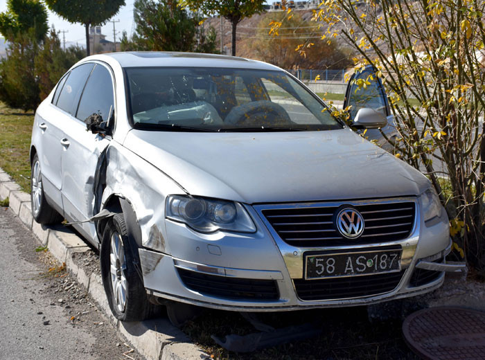 Emniyet müdürü ile milli eğitim müdürünün makam araçları çarpıştı - Resim: 4