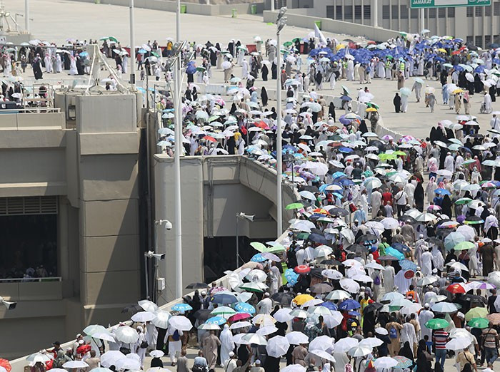 Hacılar şeytan taşlama alanına akın etti! - Resim: 4