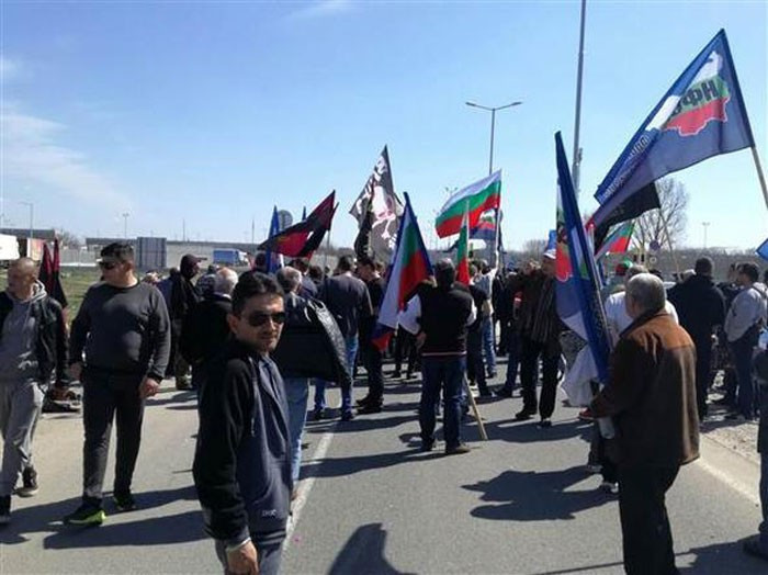 Bulgarlar Türkler gelmesin diye yol kesti - Resim: 1