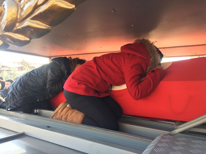 Yürek dağlayan görüntü! Şehidin eşi ve kardeşi camiye kadar böyle gitti - Resim: 4