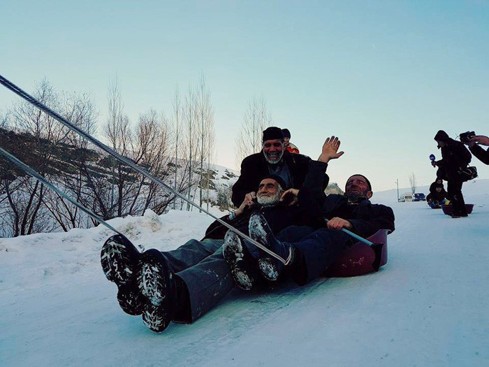 Dedelerin leğenle kayak keyfi! Gülümseten kareler - Resim: 1
