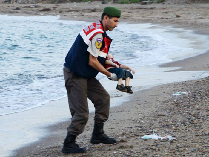 Aylan Kurdi'nin heykeli yapıldı Papa, BM'ye hediye etti - Resim: 3