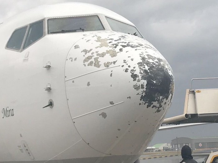 Doluya tutulan uçaklar ve binalar delik deşik! - Resim: 1