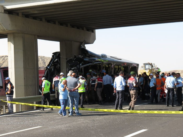 Ankara'da otobüs köprüye sıkıştı çok sayıda ölü var! - Resim: 4